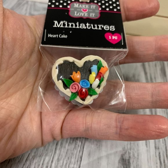 Make It Love It Miniatures Doll House Accessories Desserts Cupcakes Cake NWT - Picture 3 of 9